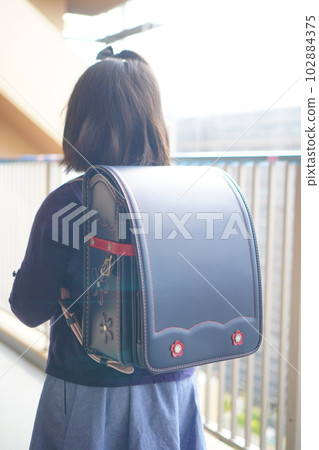 Third grade elementary school closing ceremony. Girl's school bag used for 3 years. navy blue flower embroidery Third grade elementary school closing ceremony. Girl's school bag used for 3 years. navy blue flower embroidery 102884375