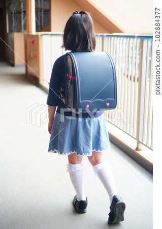 小學三年級結業典禮。背著書包的女孩背影。海軍藍花朵刺繡 102884377