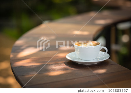 Background Coffee cup and beans on old kitchen table.  102885567
