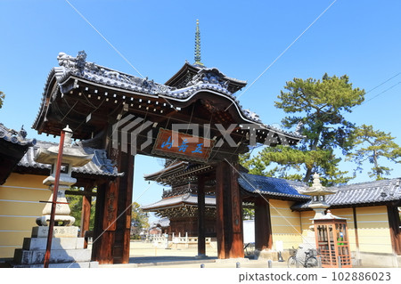 [香川縣]四國聖地“善通寺第75號”總本山善通寺（南大門和五層寶塔） 102886023