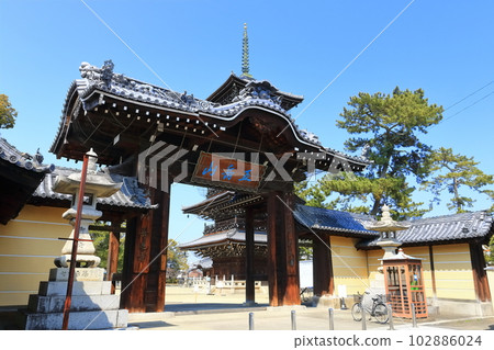 [香川縣]四國聖地“善通寺第75號”總本山善通寺（南大門和五層寶塔） 102886024