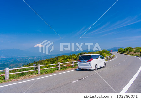 （靜岡縣）行駛在伊豆天際線和富士山上的汽車 102886071