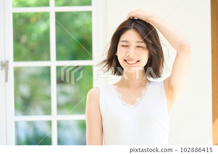 靠窗曬太陽的少婦 靠窗曬太陽的少婦 102886415