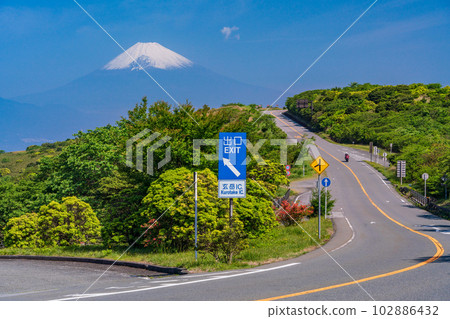 (靜岡縣)從杜鵑花盛開的伊豆天際線眺望富士山 (靜岡縣)從杜鵑花盛開的伊豆天際線眺望富士山 102886432