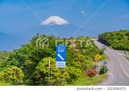 （靜岡縣）從杜鵑花盛開的伊豆天際線眺望富士山 102886435