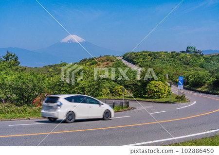 (靜岡縣)從杜鵑花盛開的伊豆天際線眺望富士山 (靜岡縣)從杜鵑花盛開的伊豆天際線眺望富士山 102886450