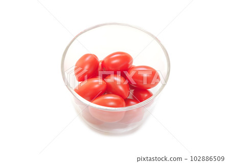 盛在玻璃盤中的水果西紅柿，Amera Rubins [白色背景/剪報] 102886509