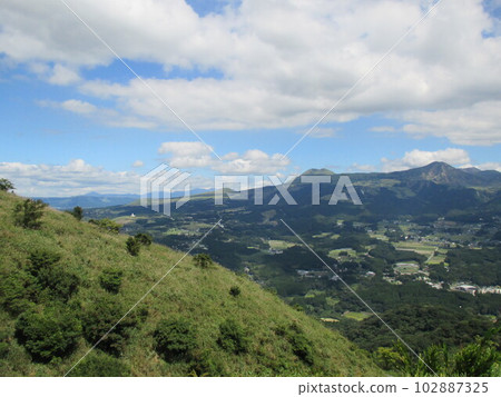 Minami Aso "Nango Valley" seen from Mt. Tawara in Nishihara Village, Aso District, Kumamoto Prefecture Minami Aso "Nango Valley" seen from Mt. Tawara in Nishihara Village, Aso District, Kumamoto Prefecture 102887325