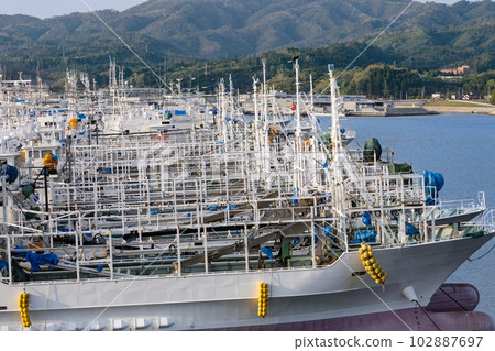 Miyagi Kesennuma large fishing boat mooring scenery 102887697
