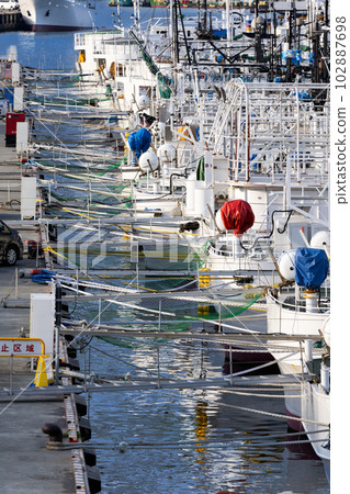 Miyagi Kesennuma large fishing boat mooring scenery and gangway 102887698