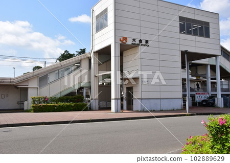 Shimada City Rokugo Station on the Tokaido Main Line and the scenery in front of the station 102889629