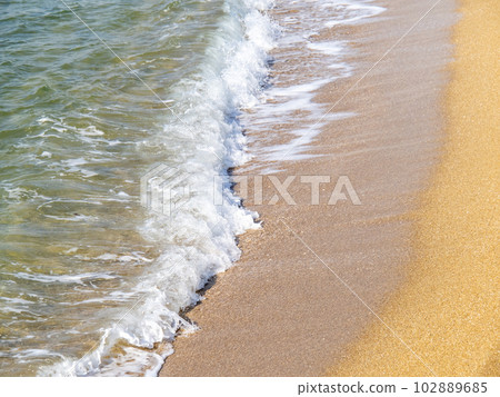 海浪拍打著海灘。 102889685