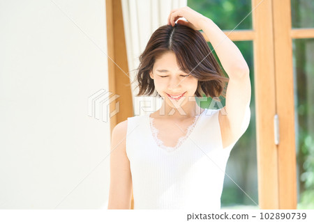 靠窗曬太陽的少婦 102890739