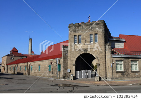 This is a picture of the beautiful blue sky and the Nikka Whiskey Yoichi Distillery. 102892414