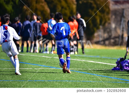 小學足球,比賽,守門員,草坪 小學足球,比賽,守門員,草坪 102892608