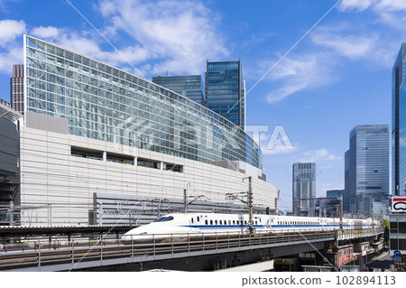 Shinkansen running by the Tokyo International Forum Shinkansen running by the Tokyo International Forum 102894113