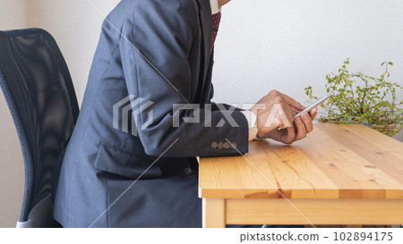 Kyphosis / smartphone neck | Businessman with bad posture Kyphosis / smartphone neck | Businessman with bad posture 102894175