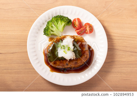 Tofu and chicken grated perilla hamburger Tofu and chicken grated perilla hamburger 102894953