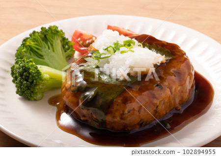 Tofu and chicken grated perilla hamburger 102894955