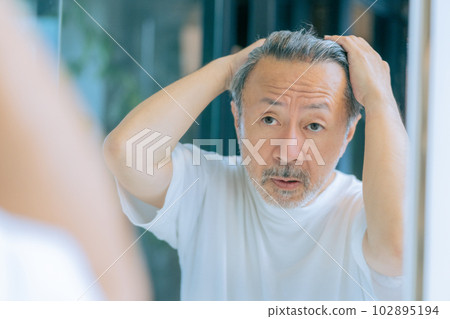 一個中年男人關心自己的頭髮 102895194