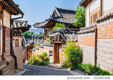 Seoul Bukchon Hanok Village where old-fashioned houses remain 102895898