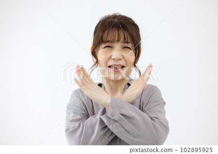 Middle-aged female No X Gesture Middle-aged female No X Gesture 102895925