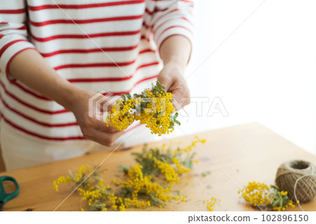 女人做乾花的手圖片 102896150