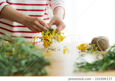 女人做乾花的手圖片 102896157