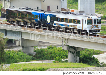 "Shikoku Tosa Tale of Dawn of the Era" going through the viaduct 102896733