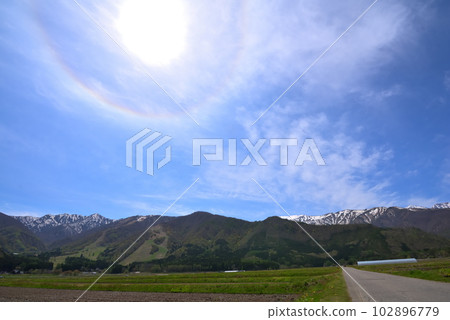 《長野縣》春天的白馬村 殘雪過後,立山山脈上空出現的光暈和太陽光暈以及山腳下的新綠 《長野縣》春天的白馬村 殘雪過後,立山山脈上空出現的光暈和太陽光暈以及山腳下的新綠 102896779
