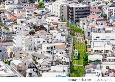 [東京]穿過住宅區的鐵路和街景 102897800