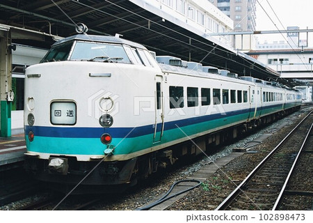 停靠新潟的485系前行列車 停靠新潟的485系前行列車 102898473