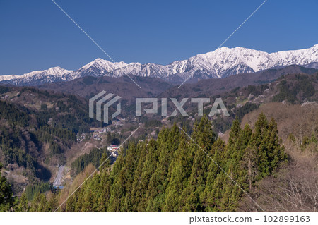"Nagano Prefecture" Scenery of the Northern Alps and Ogawa Village in spring with remaining snow 102899163
