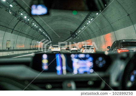 [#Highway] 從車內看到的一輛汽車穿過隧道 102899250