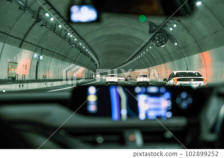 [#Highway] 從車內看到的一輛汽車穿過隧道 102899252
