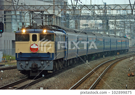 東海道本線橫濱 EF65-1111（田町）+ 24 系列出雲 102899875