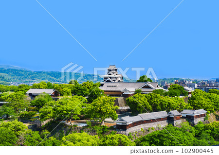 Kumamoto Castle with its castle tower restored [Symbol of Kumamoto's recovery] *Photo taken from outside the subject's premises 102900445