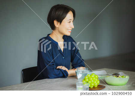 一對夫婦在餐廳用餐 102900450