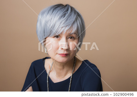 A woman with gray hair 102900496