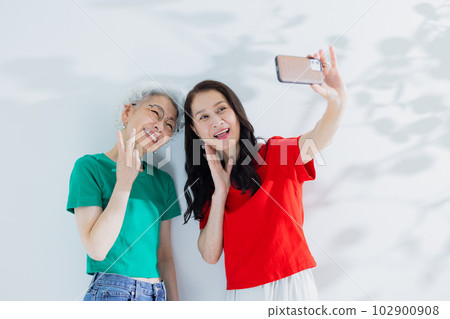 兩個60多歲的女人 102900908
