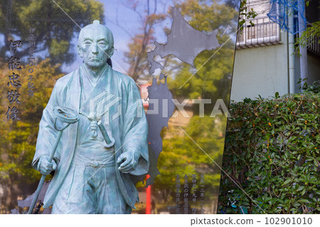 Statue of Tadataka Ino at Tomioka Hachimangu Shrine Statue of Tadataka Ino at Tomioka Hachimangu Shrine 102901010