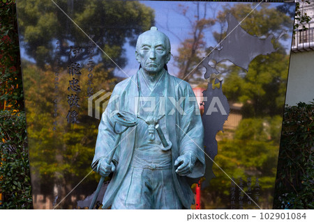 Statue of Tadataka Ino at Tomioka Hachimangu Shrine 102901084
