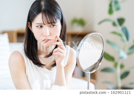 A middle-aged woman who suffers from troubled skin. 102901121