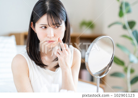 A middle-aged woman who suffers from troubled skin. 102901123