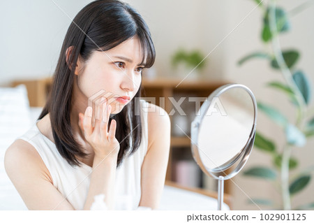 A middle-aged woman who suffers from troubled skin. 102901125