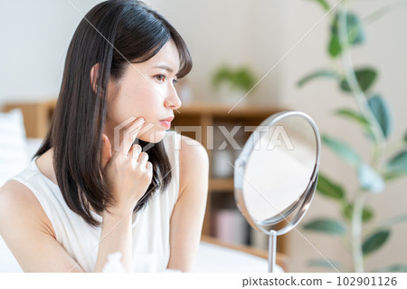 A middle-aged woman who suffers from troubled skin. 102901126