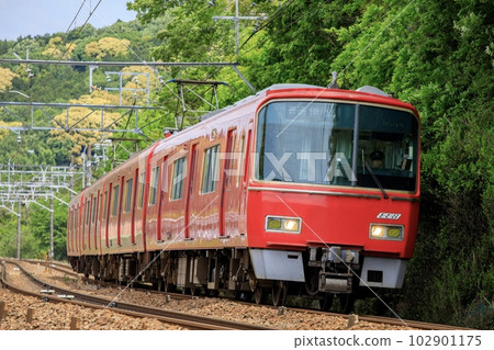 Meitetsu local train running on the Honjuku curve Meitetsu local train running on the Honjuku curve 102901175