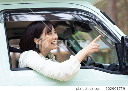 駕駛輕型卡車的女人 102901759