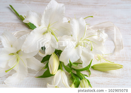 Bouquet of pure white Casablanca 102905078