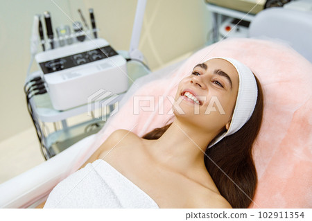 Cosmetic service, Cosmetic therapy, Skin cleansing, Facial therapy, Beauty treatment, Facial rejuvenation treatment, Face massage at the cosmetologist's. Cleansing with cotton pads Cosmetic service, Cosmetic therapy, Skin cleansing, Facial therapy, Beauty treatment, Facial rejuvenation treatment, Face massage at the cosmetologist's. Cleansing with cotton pads 102911354